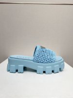 prada 超火厚底凉鞋 超火爆最新春夏锯齿罗马编织超轻厚底 凉鞋！复古时髦前卫的轮齿 让整双鞋轻便舒适鲜艳色彩满足不同风格时髦人士的多种选择标志性金属三角标搭
