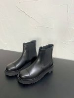 2024小香 本季秋冬季必备单品！！ 高版本短靴小香官网秋冬靴.系列新品短靴鞋满满的复古风 怎么搭配都好看，时髦精必备，香奈儿女士钟爱简约又难以抗拒系搭配展现与