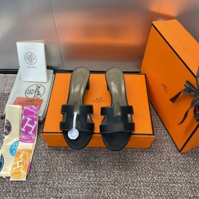 工厂价 爱马仕 Hermes 春夏经典款 Oasis 粗跟拼色工字拖女鞋 H家中跟圆头露趾凉拖鞋 材质：进口小牛皮+水染羊皮水里+意大利真皮大底 跟高:4.5C