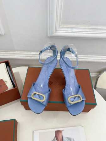 Loro Piana 乐悠翩雅 代购级别2025春夏新品 LP金属扣高跟凉鞋 LP是意大利顶级奢侈品牌 低调奢华 设计都是一贯纯色系 简单、细节巧妙、清新脱俗！ - 点击图像关闭