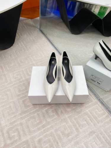 出厂 Toteme 24S春夏新品 复古尖头高跟鞋 简约的冷淡风 复古又百搭！穿在脚上 质感十足 整个造型都会显得很高级 时髦小姐姐必备单品！ 鞋面：采用进口牛