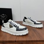 顶级版本Prada 普拉达 Prada新款板鞋来袭！两面开边珠拼接小牛皮鞋面 ，经典金色三角标点缀鞋面，皮料质感满满，彰显独特品味。鞋面材质挺括，光泽度绝佳，无
