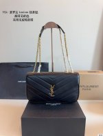 配礼盒. 圣罗兰Ysl 羊皮纹链条包. Loulou 信封包 经典包包推荐哦！ 特别适合夏天的一款哦亲！尺寸：28*8*18Cm