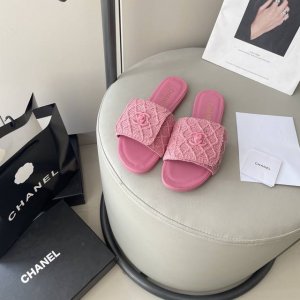 橙子出厂价p Chanel 香奈儿春夏新款 经典书包扣翻盖毛织拖鞋 经典永不过时～翻盖式书包锁扣设计风格～显瘦百搭～穿不腻的拖鞋！脚感非常舒适！凸显优雅的爆品。