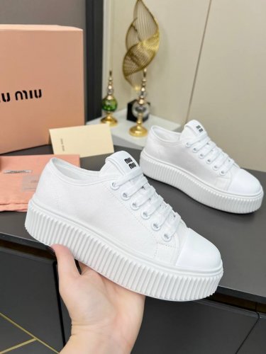 实价不让利 ！缪缪 Miumiu2025春夏时尚新品，厚底轻便增高小白鞋体现了Miu Miu 的大胆特色，尽展女士魅力，简约线条 ，别致徽标饰于鞋舌点缀，现代风