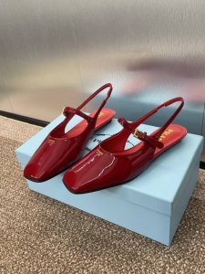 工厂价 PRADA 2025春夏新款方头低跟穆勒女鞋 普拉达粗跟果冻色时尚百搭后空凉鞋材质:鞋面进口牛漆皮+水染羊皮内里+意大利注塑真皮大底跟高：2.5CMSi