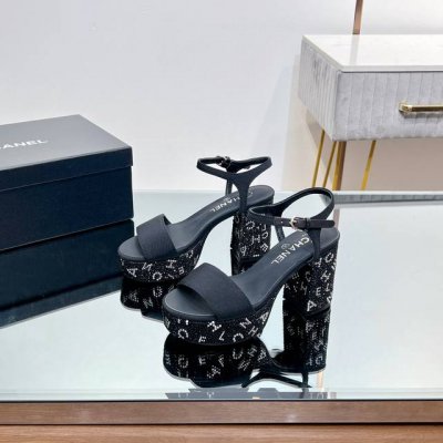 高版本 太美啦Chanel 新款水钻厚底拖鞋高跟防水台凉拖鞋、凉鞋 真的太美啦吧！ 香奈儿属于夏天的颜色 仙女必备爆款 太喜欢这双鞋了 Chanel24松糕布面