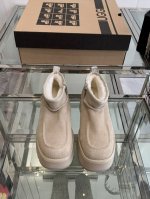 UGG 24ss 秋冬季人手必备单品雪地靴 搭配系数也是百分百 炸好看 比较设计的款，随心所欲 雪地靴显腿细 百搭单品 时尚感十足穿上气场爆涨 瞬间拉长腿型 鞋