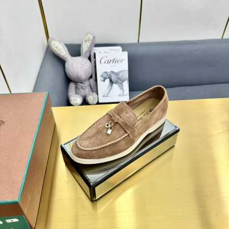 LP诺悠翩雅 Loro Piana 拖鞋 LP Summer Charms Slipper 拖鞋，这款绒面羊皮革拖鞋配有Loro Piana My Charms - 点击图像关闭