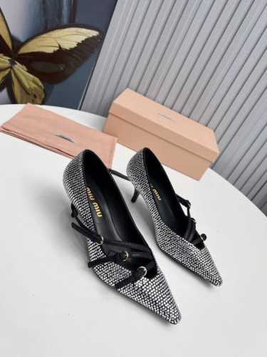 工厂 新款新品 Miu Miu 全新超美装饰搭配,时尚淑女气质十足 双色拼接 又不乏美艳色彩,外侧附带弹力象巾 上脚非常方便意大利引进的原版楦头是最新楦 出来形