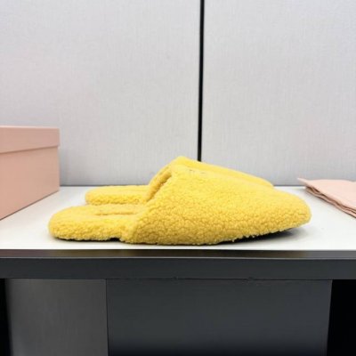 MIUMIU2024秋夏系列穆勒鞋拖鞋包头小羊毛半拖Zp开发 原版拆卸 对版拖鞋秒杀市面版本 Miu真的太少女啦 超级柔软舒服的脚感 材料：进口羊毛 原版橡胶底