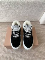 MiuMiu 缪缪 24ss秋冬 新款 羊羔毛厚底饼干鞋休闲运动鞋 miumiu最新爆款 前卫大胆的设计，Miu Miu风格融于此款厚底帆布运动鞋的简约线条，