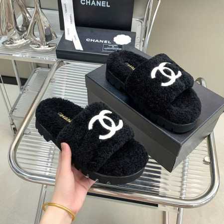 出厂价 CHANE*小香 24 新款毛毛拖鞋真的太可爱啦 柔软蓬松的毛毛 舒服暖脚！ 秋冬搭配子休闲又慵懒 上脚真的好看又时髦！美腻美爆了！ 进口羊毛 手感细腻 - 点击图像关闭