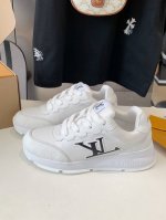 出厂价p 男加10Lv 路易威登 L家驴牌 厚底 休闲 情侣运动鞋 以光滑牛皮革塑造考究设计，可轻松融入各式造型。瞩目 Lv 字母标注鞋侧，轻盈橡胶外底点缀 V