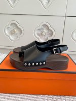 Hermes 爱马仕H家 kos系列 木底 厚底套趾夹脚凉鞋顶级品质小牛皮木底凉鞋，搭配可调节袢带。设计简约流畅，打造休闲时尚造型。 鞋面：进口小牛皮 厚底4c