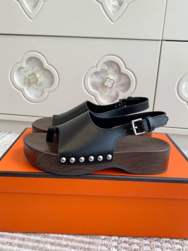 Hermes 爱马仕H家 kos系列 木底 厚底套趾夹脚凉鞋顶级品质小牛皮木底凉鞋，搭配可调节袢带。设计简约流畅，打造休闲时尚造型。 鞋面：进口小牛皮 厚底4c
