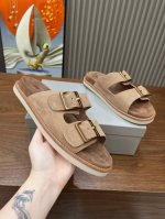 BrunelloCucinelli 。B C情侣款男女增高鞋上新款了。面料：进口牛绒。内里进口牛绒，原版扣，纯铜珠链，上脚美观大方，百分百原版开发。原版包装，男