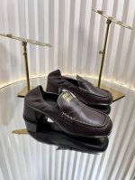 Miu Miu 24Ss秋冬季 布洛克方头乐福鞋 这款布洛克鞋线条简约设计经典 饰以Miu Miu徽标搭扣等金属细节 后松紧设计可踩脚一脚蹬 鞋面采用了进口 胎