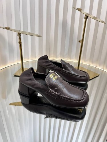 Miu Miu 24Ss秋冬季 布洛克方头乐福鞋 这款布洛克鞋线条简约设计经典 饰以Miu Miu徽标搭扣等金属细节 后松紧设计可踩脚一脚蹬 鞋面采用了进口 胎