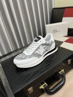 出厂价 Dior 迪奥最 2024新款精心打造，引爆全场！不断创新的国际品牌 此款男士四季休闲鞋，原版版本，鞋面采用牛皮面料 ，皮垫脚真爆超轻大底，透气舒适以质