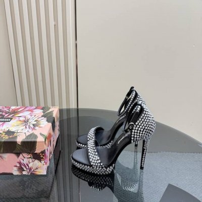 dolce & Gabbana 25Ss 水台凉鞋 鞋面:水钻 内里：羊皮 垫脚:羊皮 水台：2Cm 跟高:12Cm 码数：35-4 .41定做