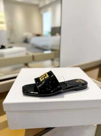 价格p： * 巴尔曼 春夏最新款走秀平底拖鞋 品牌巴尔曼由法国时装设计师 皮埃尔.巴尔曼 先生创立于1945年的老牌定制时装屋，与、并列成为二战之后的定制时装三 - 点击图像关闭