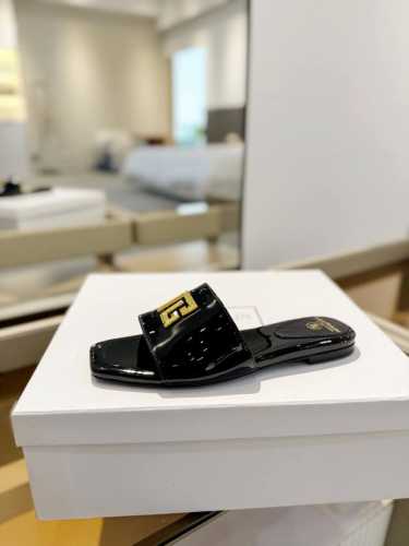 价格p： * 巴尔曼 春夏最新款走秀平底拖鞋 品牌巴尔曼由法国时装设计师 皮埃尔.巴尔曼 先生创立于1945年的老牌定制时装屋，与、并列成为二战之后的定制时装三