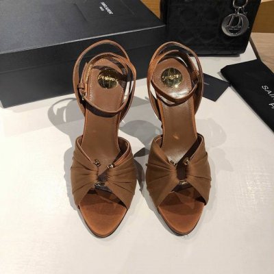 Saint Lauren YSL圣罗兰 无论是派对还是通勤♀，一双合适的鞋子总能让你光彩照人。今天就向大家安利这款绝美高跟凉鞋，经典的YSL标识跟的设计，舒适度