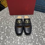 valentino华伦天伦 鞋面：韩腊感牛皮 内里：羊皮 跟高：2.5Cm 大底：真皮大底 码数：35-4 .41.42定制 价格p：