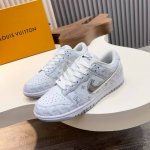 l.V* X Nike联名低帮休闲运动鞋，采用头层牛皮拼接原版帆布精心制作，侧身Logo装饰，双色橡胶鞋底、后侧鞋口和鞋跟处均带有品牌标志性细节，提升格调。时尚