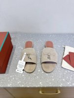 现货 Loro piana 25Ss春夏新款 英伦 凉鞋 原来这就是传说走两万步都不会累脚的夹脚凉鞋把颜值和脚感都拿捏住了 上脚一走就会被彻底沦陷 极简的设计吸