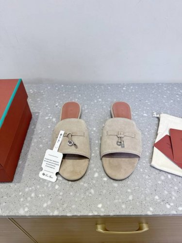 现货 Loro piana 25Ss春夏新款 英伦 凉鞋 原来这就是传说走两万步都不会累脚的夹脚凉鞋把颜值和脚感都拿捏住了 上脚一走就会被彻底沦陷 极简的设计吸