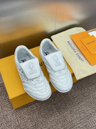 Louis Vuitto* 2025春夏高定情侣系列新款 Footprint Soccer果冻色系带休闲阿甘跑鞋 Lv 字母Logo圆头拼色运动足球鞋 材质：鞋