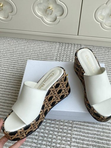 dior 迪奥25Ss春夏新款D-Attitude 坡跟凉拖鞋 防水台拖鞋 这款 Attitude Dior坡跟凉拖 从复古标识汲取灵感 彰显现代风格 牛皮革鞋