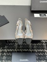chane+L 经典Slingback 小香后空凉鞋 就像Coco香奈儿女士说的：流行稍纵即逝，但风格永存！这双后空鞋就是香家经典中的经典！双色搭配，简约精致，