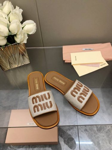 代购级Miu Miu2025春夏系列拉菲草编织皮质Logo半拖 Zp开发 原版拆卸 对版 秒杀市面版本 Miu夏日风情 真的太少女啦！小羊皮超级软糯 喜欢可以冲