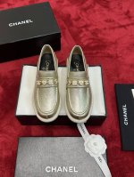 冲量价: CHANE*｜小香经典款链条乐福鞋 这款非常有特色！太爱这个链条设计了 复古低调又很有质感 一下子从普通跳脱而出 非常有辨识度鞋面采用进口开边珠牛皮内