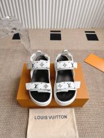 Louis Vuitton 路易威登 春夏凉鞋 爱了爱了！增高又显瘦，上脚超酷，至少增高5Cm可黑白配色又特别百 搭，搭配袜子秒变时髦精 鞋面：头层牛皮 内里：