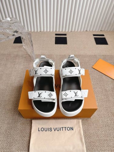 Louis Vuitton 路易威登 春夏凉鞋 爱了爱了！增高又显瘦，上脚超酷，至少增高5Cm可黑白配色又特别百 搭，搭配袜子秒变时髦精 鞋面：头层牛皮 内里：