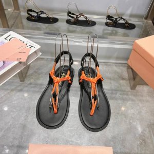 miumiu*缪缪 24夏季新品，全球最火夹趾凉鞋， 出现在各大时装杂志封面 各路明星、小红书博主着用～搭配长裙 鞋面：牛皮 绳子 内里：羊皮内里 码数：35-