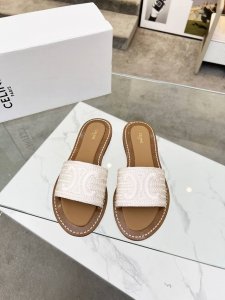 celine 赛琳 2025春夏新品拖鞋鞋面采用原版刺绣工艺，大底原版上层真皮底下层生胶组合，质感非凡上脚超级好看 码数35-42 41.42定做不退换