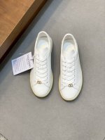 valention 华伦天奴 -高端品质 原单休闲运动板鞋 -鞋面：纳帕小牛皮、品牌金属扣件、鞋舌.后跟品牌Logo -内里：水染羊皮 -大底：超轻Tpr 橡胶