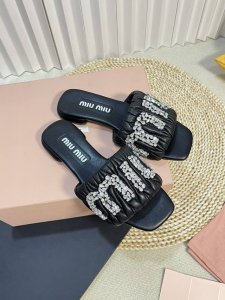 Miumiu 缪缪新款 钻扣拖鞋 高品质闭眼入 采用羊皮 真丝鞋面 人工缝线褶皱 弹力皮垫脚更加柔软舒服 施华洛世奇水钻扣 巨闪 原版真皮大底 size:# 3