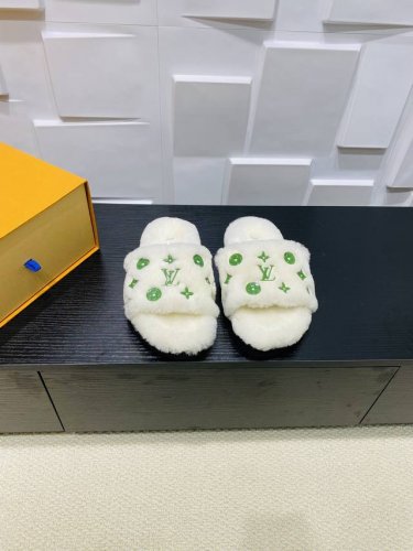 Louis vuitton 2024新款羊毛拖鞋细柔软羊毛 頂级品质纯皮毛一体直毛打造！超温暖的感觉，穿上仿佛踩在云朵上LV经典老花装饰，精致高级！让这双毛拖
