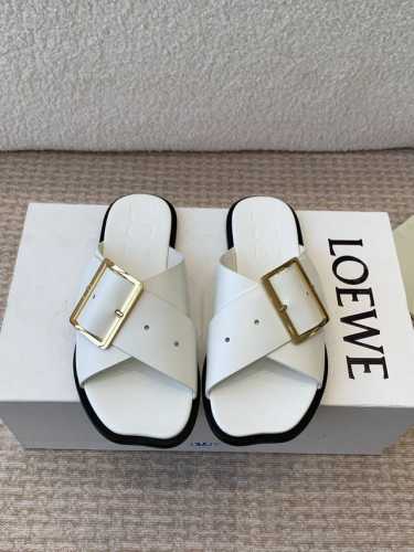 LOEWE 罗意威 25ss 春夏新品 交叉 方扣 拖鞋 疯狂种草简约设计感觉更干净优雅让你念念不忘 颜色也很耐看漂亮，上脚瞬间气质十足气场，简直无敌帅气有型鞋