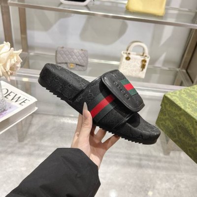 男女同款Gg家拖鞋 Gucci 女士签名鞋凸显引人注目的主题。通体提花设计带有几何 Gg 帆布，饰有金典款绿红绿织带。 黑色 Gg 提花搭配金典绿红绿织带 男女