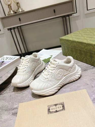 出厂价P P510顶级版本原版购入开发 这款全新运动鞋采用厚底设计，配以缝线羊皮鞋面与透气网布。展现十足科技感。3D效果互扣式双G真皮贴饰和Gucci字母金属配