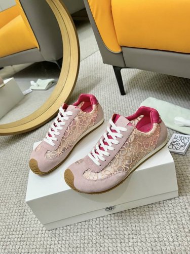 p女款 男款 罗意威Loeve 2025春夏爆款 Ballet Runner 2.0字母拼色阿甘休闲运动跑鞋 鞋头不对称设计新的波浪纹橡胶底延伸至鞋头Loeve