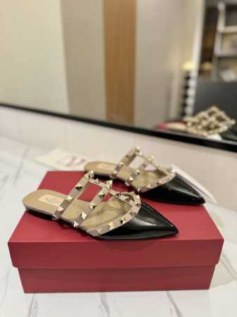 出厂价： Valentino 华伦天奴铆钉 VT经典平底尖头拖鞋，顶级复刻！侧身弧线完美，原版开模定制不生锈铆钉 特别有质感的五金衬托出满满的高级感，带给您正品 - 点击图像关闭