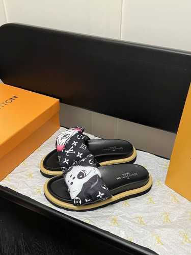 出厂 Lv拖鞋情侣款 Pool Pillow Comfort 必入系列！魔术贴高级慵懒风 百看不厌款 时尚度拉满 细节用心感受 反复调试配色 性感白 炫酷黑 惊